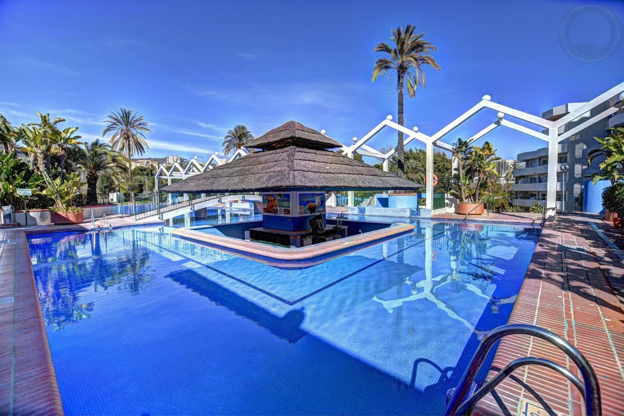 Deluxe Apartment In Benalbeach With Beach Views 贝纳尔马德纳 外观 照片